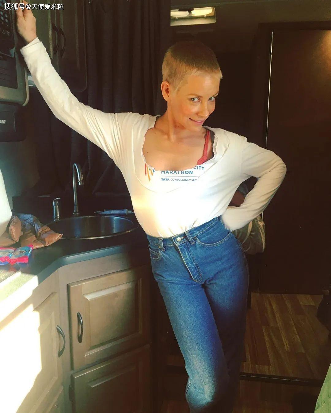 "我抑郁症复发了,不想再假装坚强"_伊万杰琳·莉莉