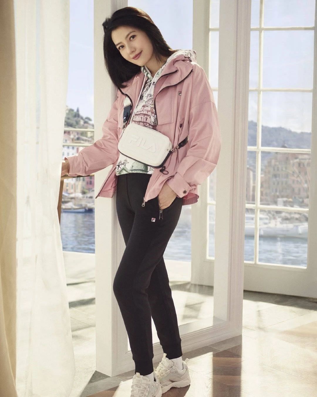 高圆圆把"运动裤"穿火了,休闲舒适又时尚减龄,太适合40 女人_运动服