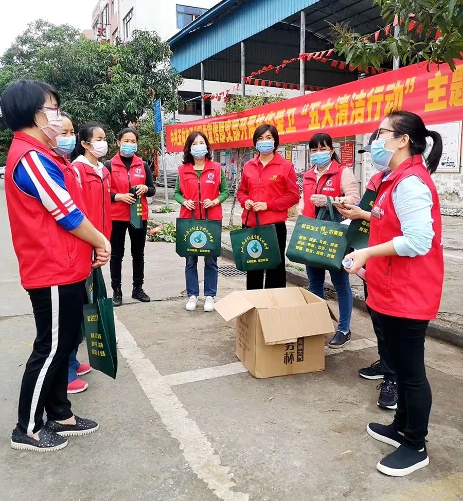 在抗疫爱卫的五大清洁行动中,玉林红豆义工协会会长李献介绍说,玉林