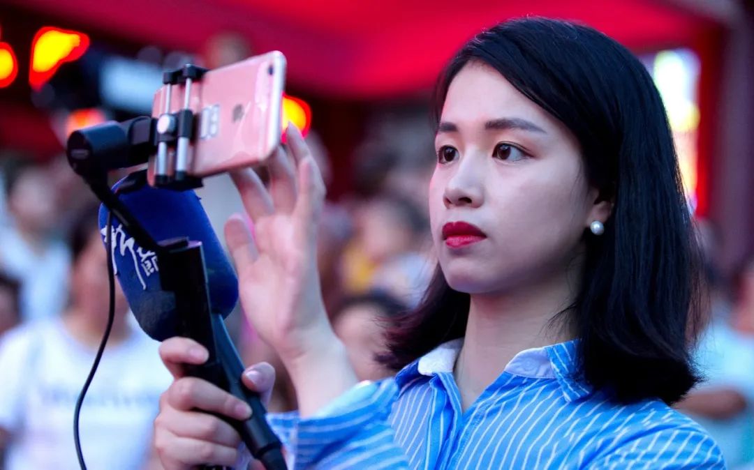 抗疫一线有这样一位拼命三郎女记者