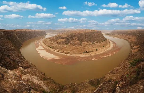 保护母亲河行动以哺育中华民族和一方人民的"母亲河"——黄河,长江