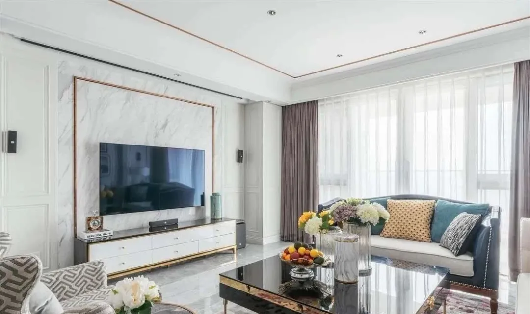 干净整洁又大气,再加上金边装饰,更加高端大气上档次电视背景墙圆和方