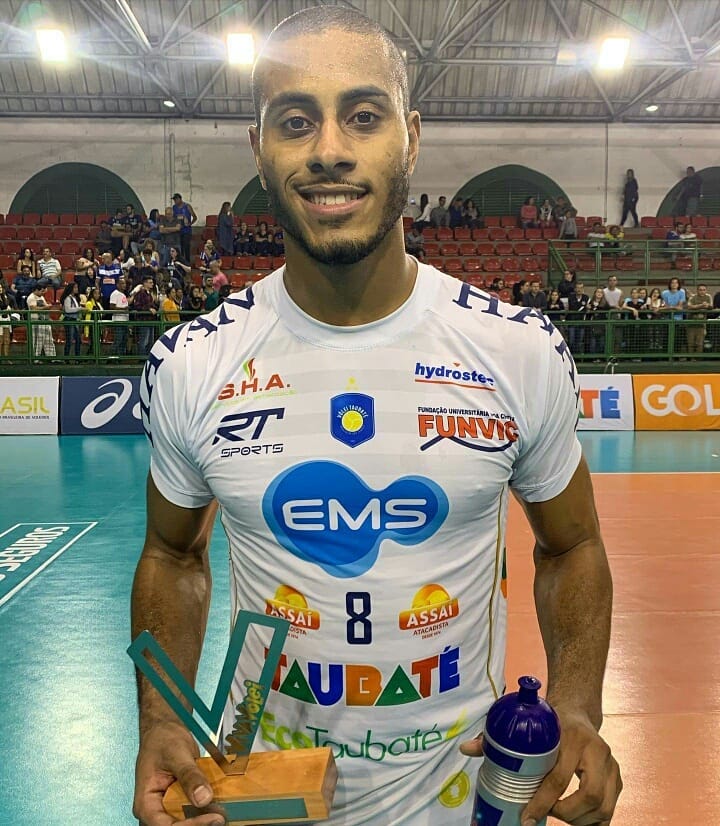 卢卡雷利得到全场最高的15分并当选mvp.赛后陶巴特全队为