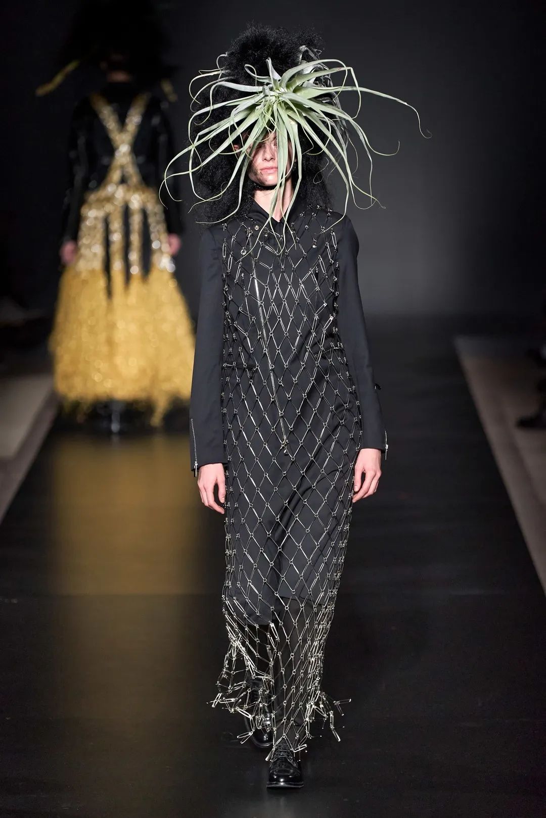 kei ninomiya又一次诠释了黑与红