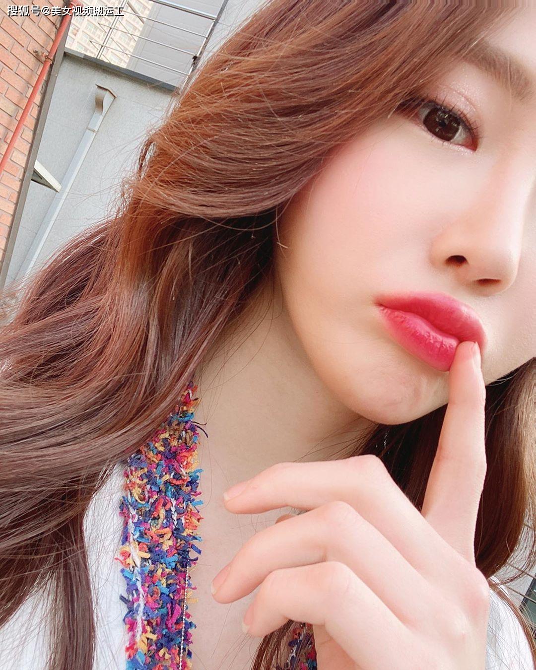 性感红唇美女楼下自拍