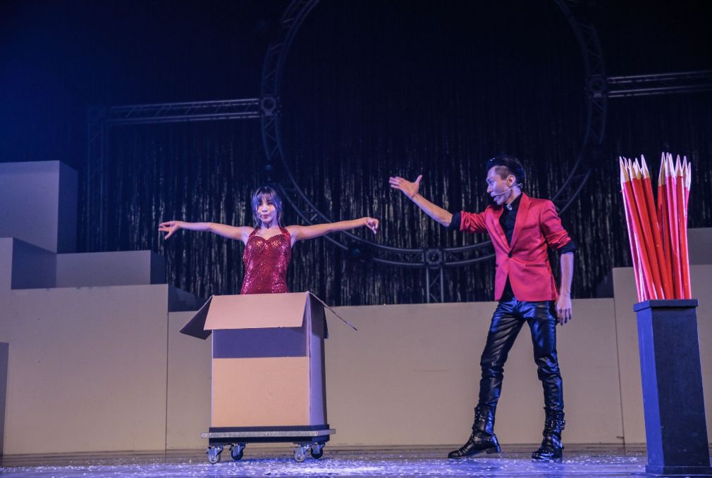 原来把人切成三段的魔术是这样变的?终于知道答案了.