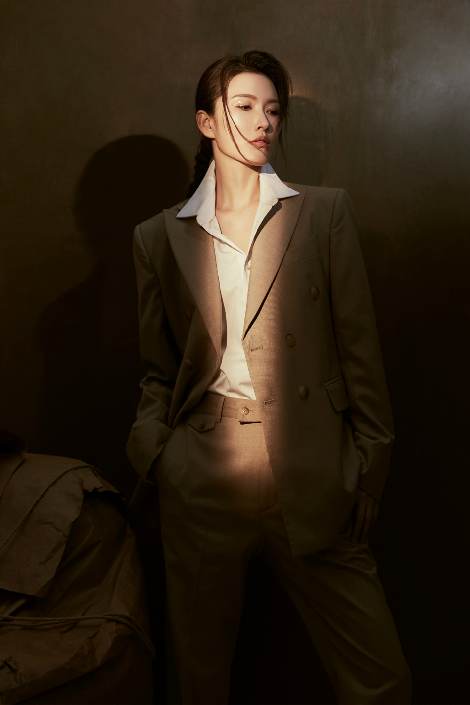 徐洁儿西装大片上线 秒变美飒演绎酷帅风