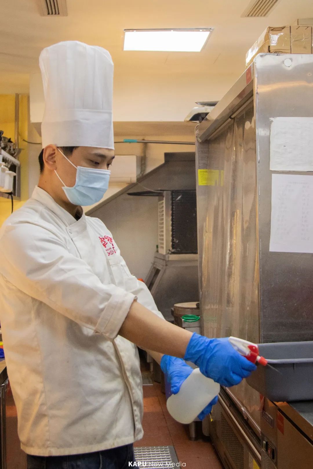 服务员戴口罩,手套上菜,厨师案板上直接摆盘,过程干净看得见.