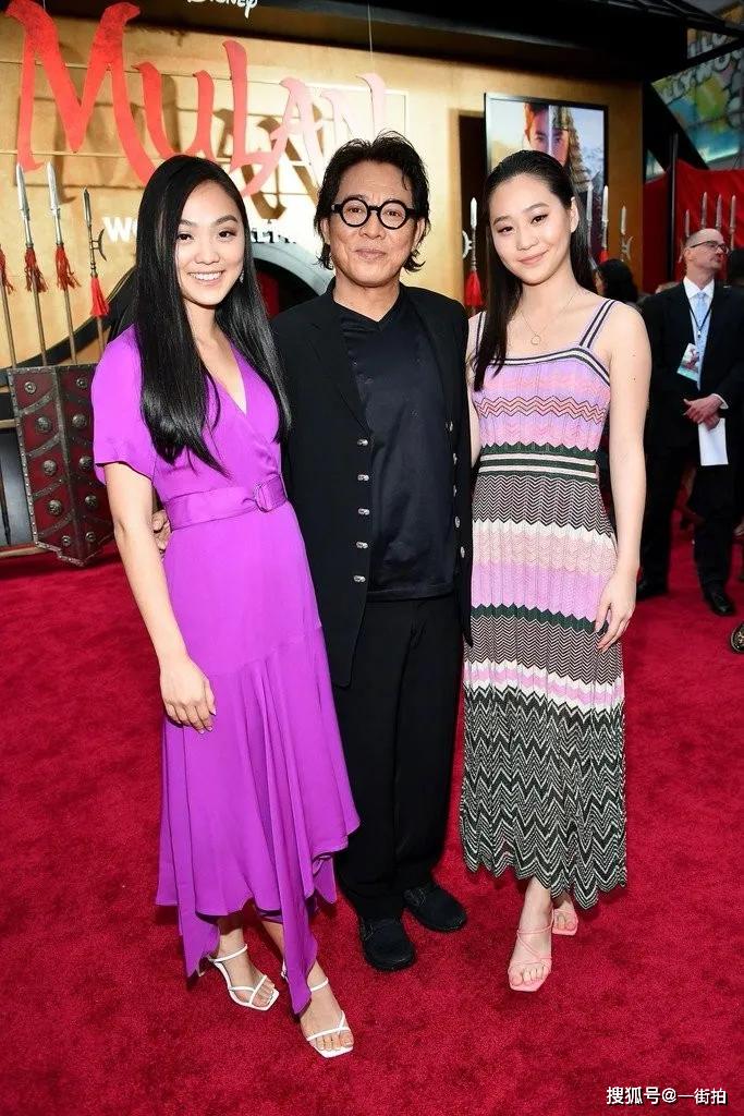 56岁李连杰真显老中山装配油头现身红毯满脸皱纹让人心疼