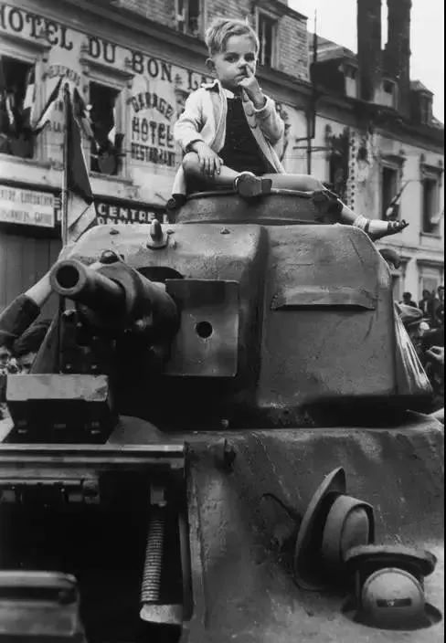 这位把生命献给战场的伟大摄影师,揭露了抗战的真相_罗伯特·卡帕