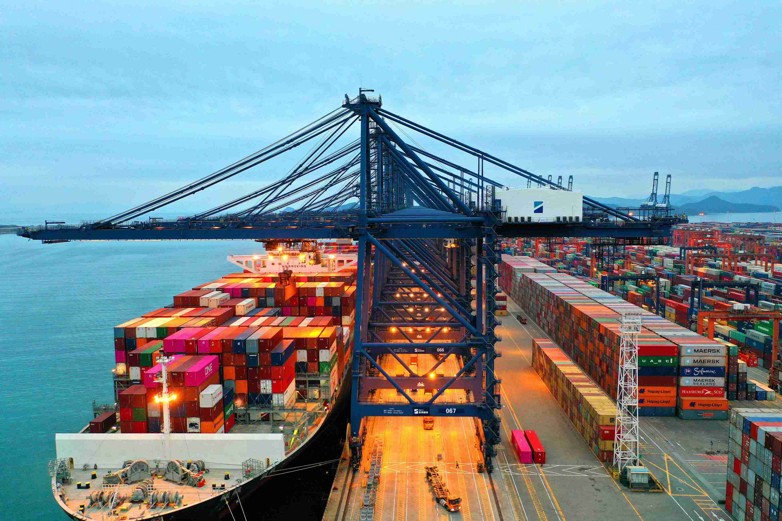 航拍深圳盐田集装箱港02密密麻麻蔚为壮观