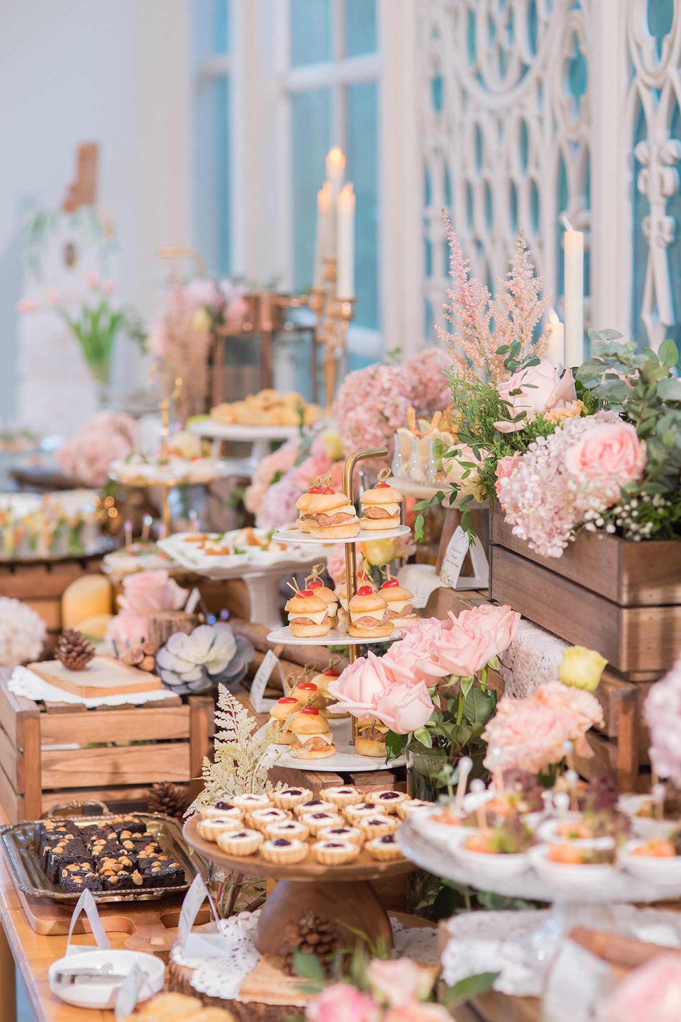 甜品台更要与众不同,坚持走甜品的设计风格,也要精致的吸引眼球