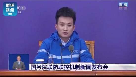 国务院发布会上的呆萌快递小哥火了，春节主动留守还是周董铁粉