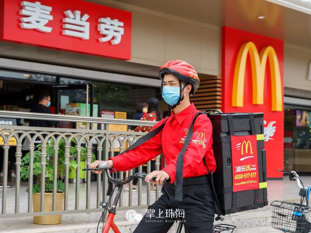 一份美味安心的麦当劳外送员到店无接触取餐和麦乐送无接触配送体贴的