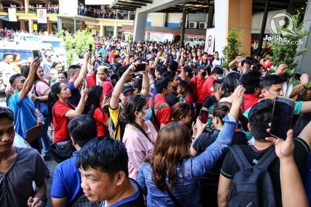 菲律宾一商场发生人质劫持事件大批围观群众有的带笑容有的忙拍照