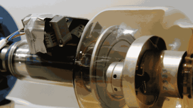 而阳极靶盘在电机驱动下,每分钟可转一万圈,以免电子持续轰击在一点上