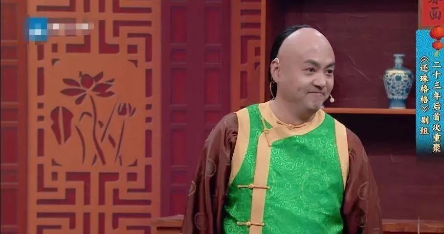 福晋:先是张铁林搭档关晓彤和贾玲,合作了一个小品《还珠格格新编》