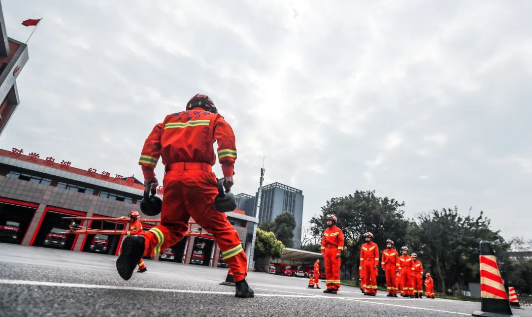 防疫练兵两不误大渡口消防以考促训苦练本领