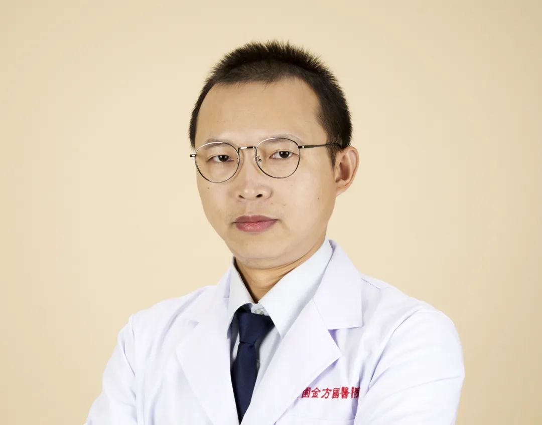 毕业于首都医科大学,师从薛钜夫院长,深入研习中医,临床上主张从"吃