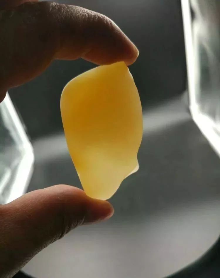 在新疆靠捡到这种石头发财的人很多