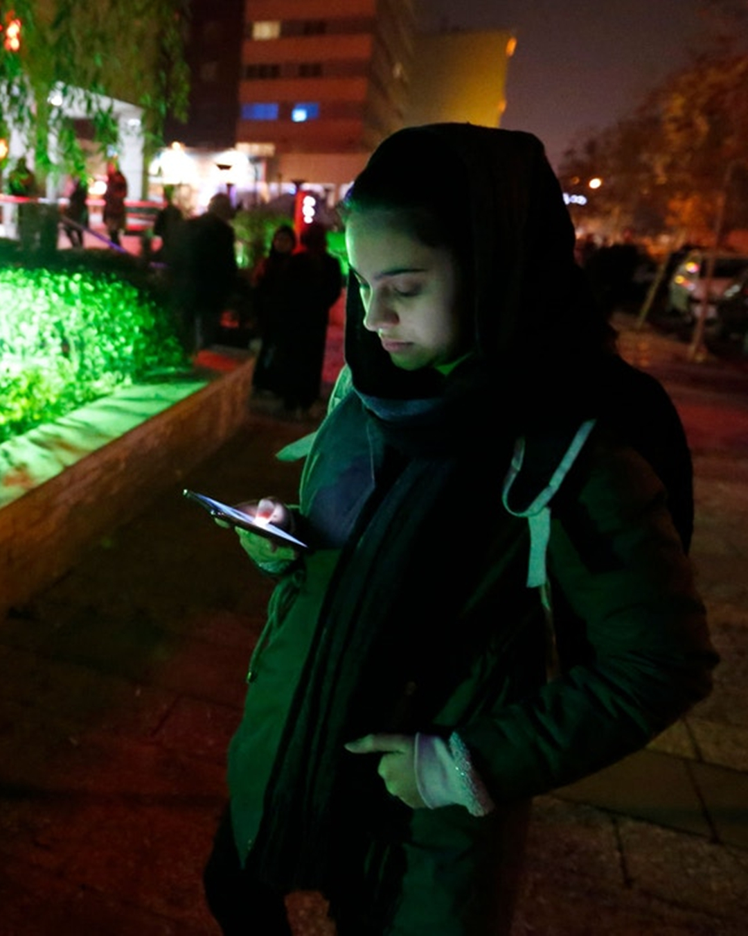 原创镜头下的伊朗少女头巾盖不住的火热黑纱遮不住的窈窕