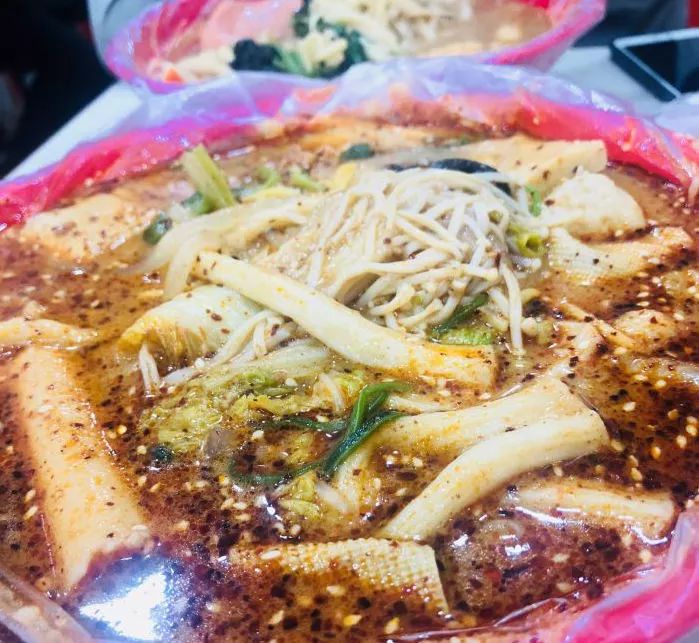 安发瞧这家老式麻辣烫果然名不虚传