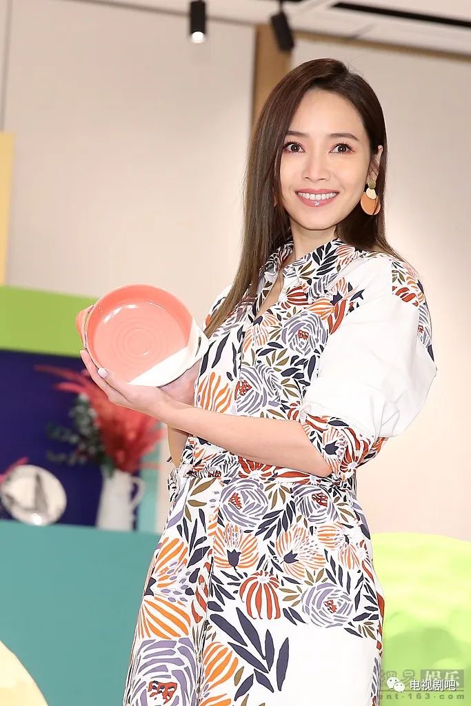 侯佩岑穿碎花裙现身灿烂微笑展现甜美气质