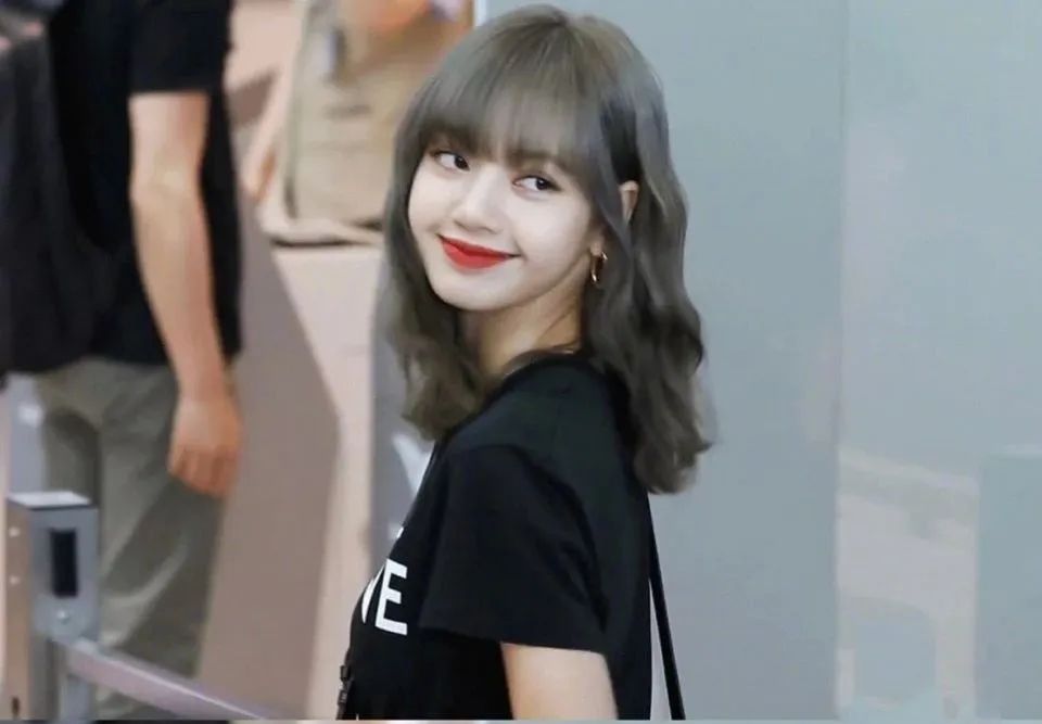 如果你害怕自己的肤色不够白,可以选择下面这款青木亚麻灰发色,青色调