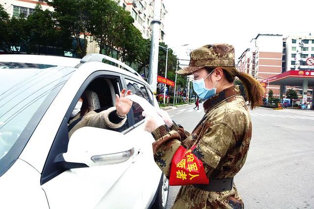 退伍女兵戴的口罩图片