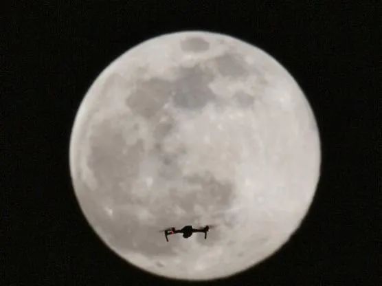 每年均会出现4-6次超级月亮,仅2015年就有六次超级月亮,2015年9月28日