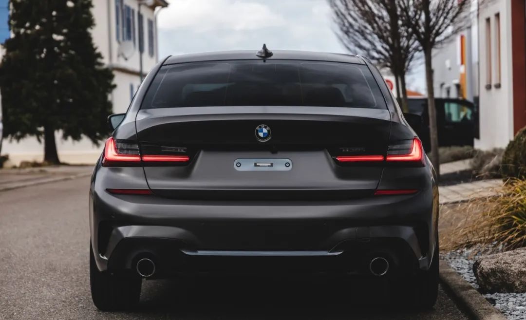 贴上缎面珍珠黑车衣后这台全新3系是这条街最靓的崽