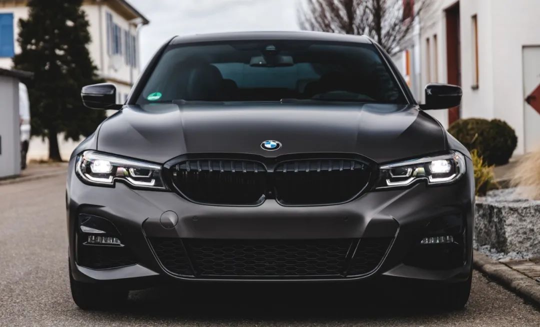 贴上缎面珍珠黑车衣后这台全新3系是这条街最靓的崽