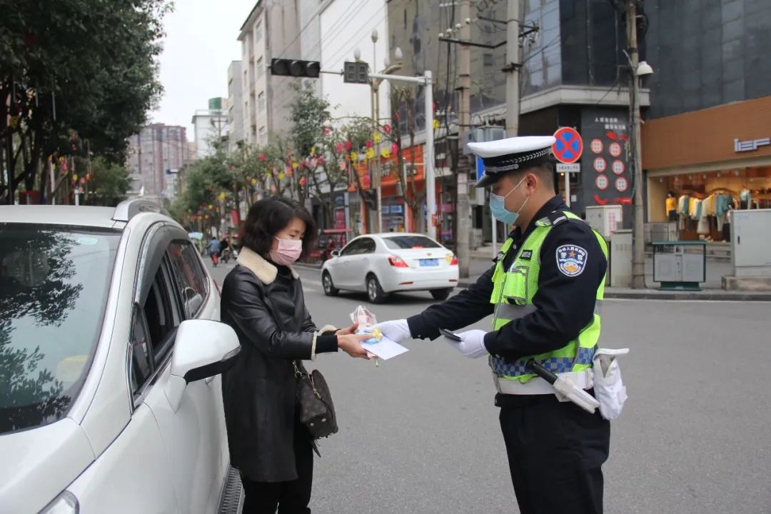 暖心餘慶交警三八婦女節浪漫執法不開罰單隻送玫瑰花