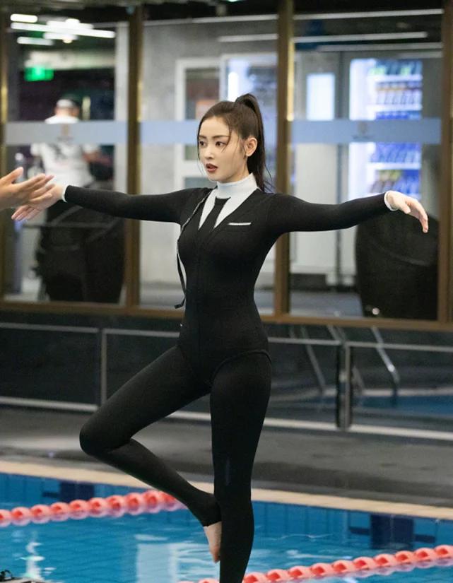 张天爱西装泳衣成功上热搜看她出水那一刻身材真是不得了