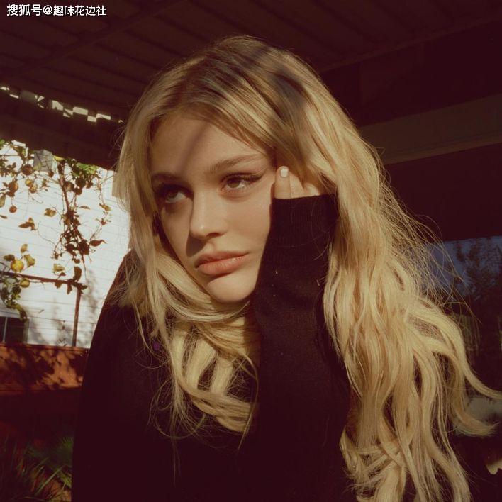 年仅18 岁的emily alyn lind 将会在新一季中担当女主角audrey.