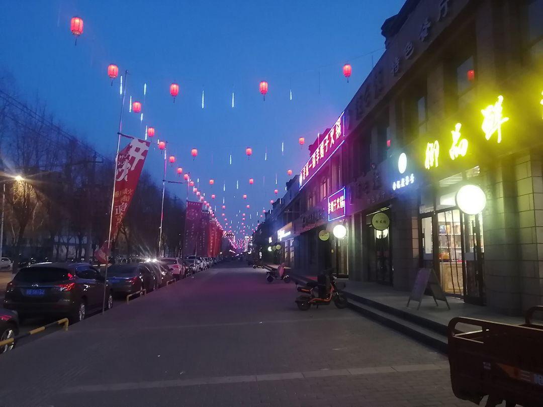 有人漫步往日喧闹的夜市,要回来了05疫情防控,不松懈嘉峪关,开始慢慢