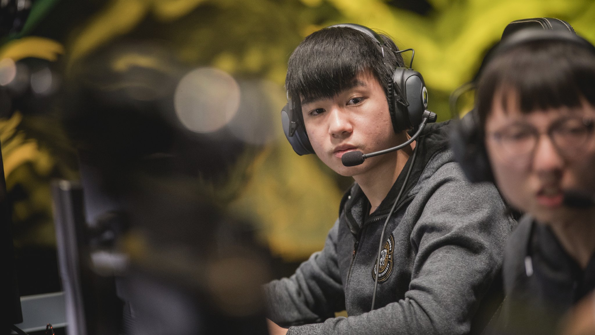 老rng聚首冠军杯赛uzi直播间人气瞬间飙升1400万