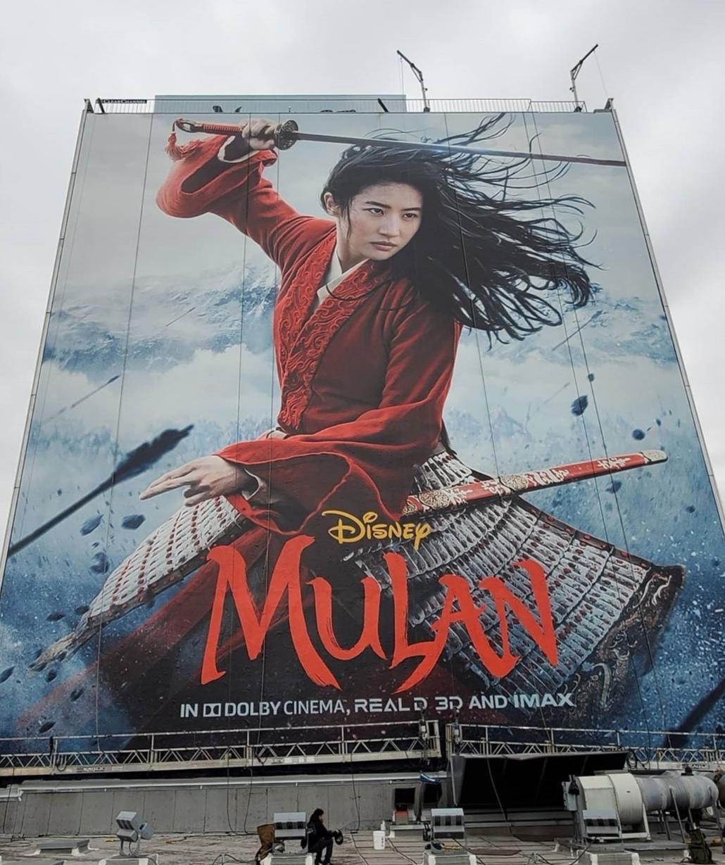 刘亦菲亮相花木兰首映穿凤凰裙十分夺目外媒镜头仍美艳