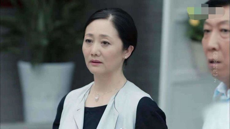 令妃扮演者近照流出,气质好状态佳,老公是教授,女儿颜值超高 _赵丽娟