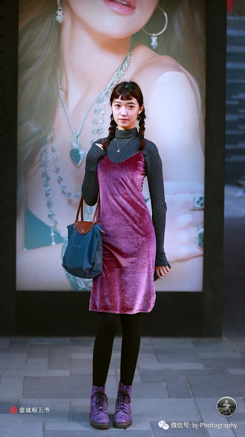 街拍:时尚穿搭总是如此的有趣,新潮的时尚元素可以拓宽你的眼界