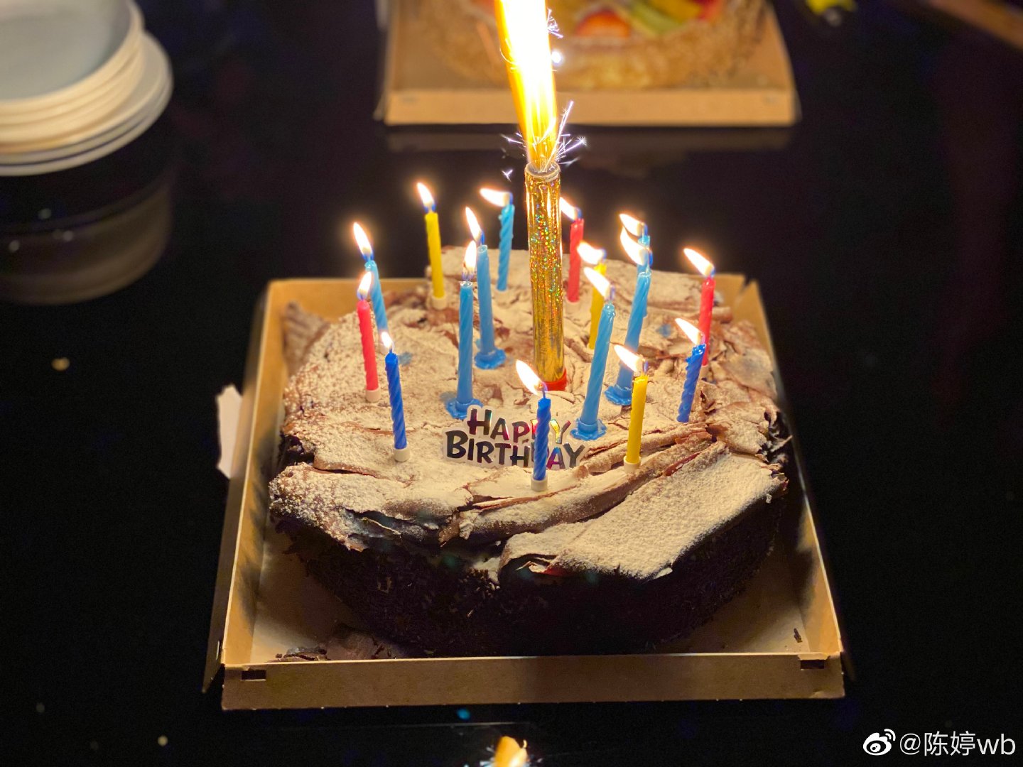 原创张艺谋妻子为二儿子庆祝16岁生日昏暗灯光下儿子像极了爸爸