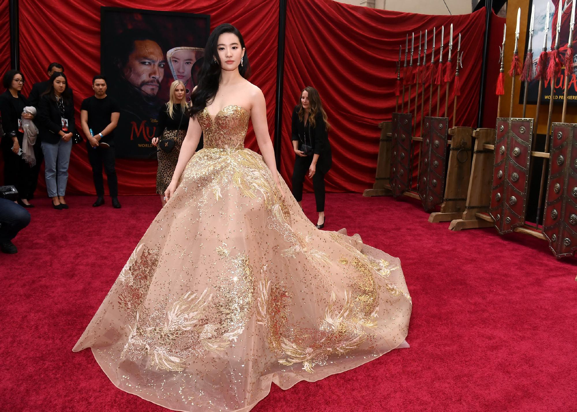 刘亦菲亮相花木兰首映穿凤凰裙十分夺目外媒镜头仍美艳