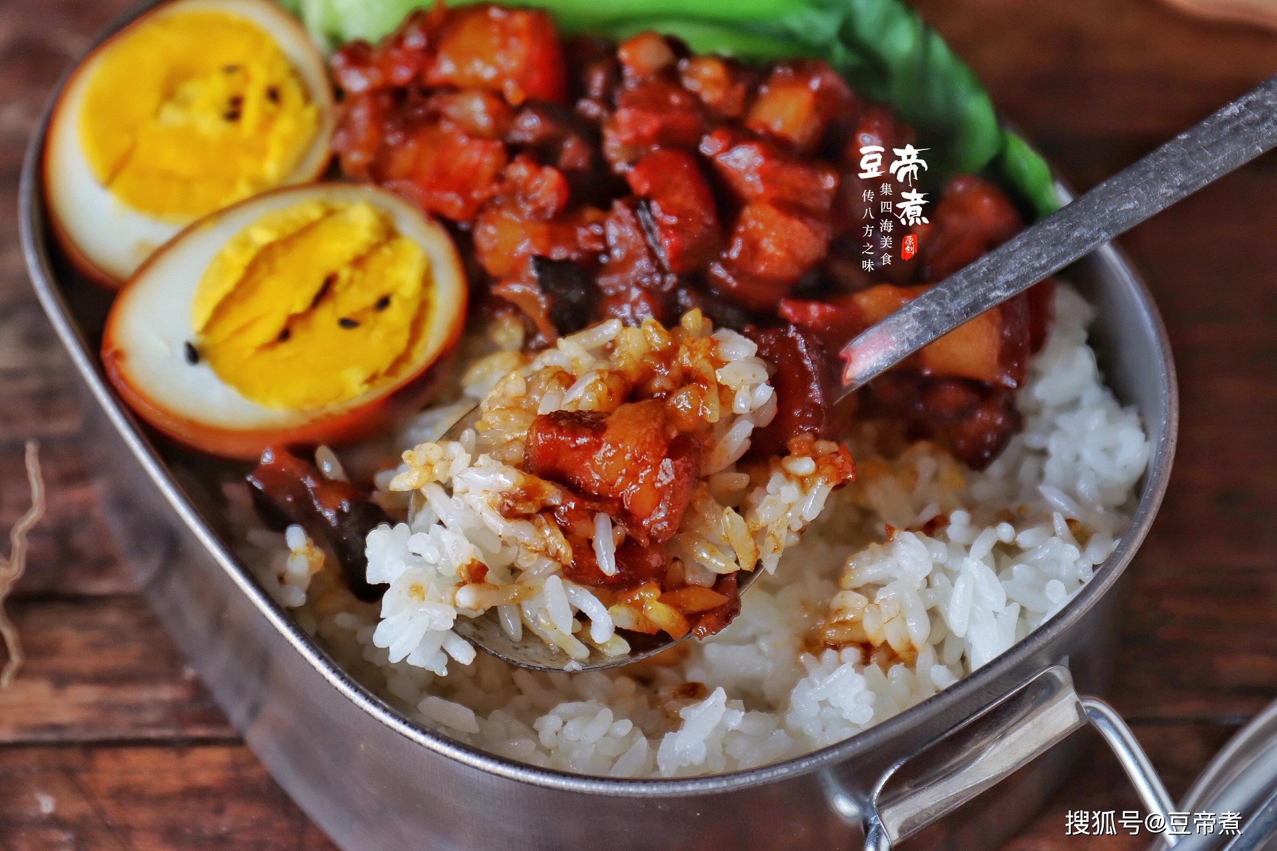 在现今的便当盒饭中,我最喜欢的就是卤肉饭.