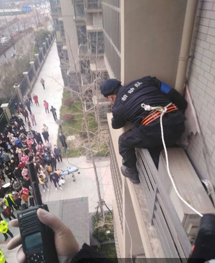 揪心杭州小男孩玩捉弄迷藏跑到了4楼窗外场面十分惊险