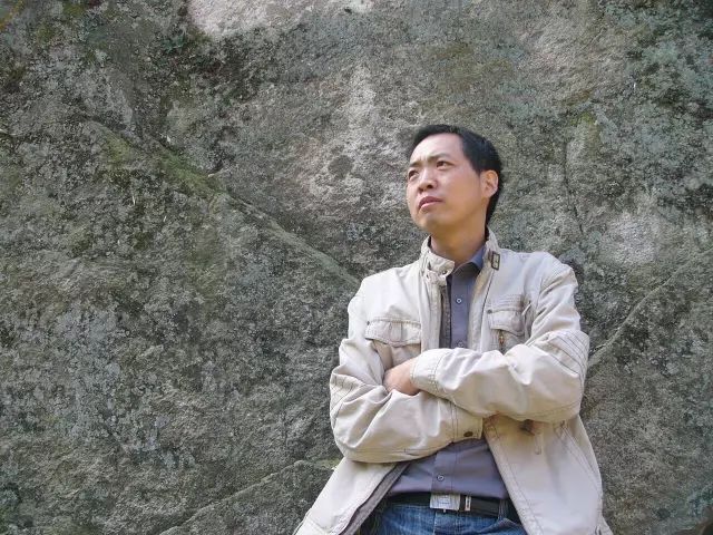 王琪,中国作协会员,陕西省青年文学协会常务副会长.