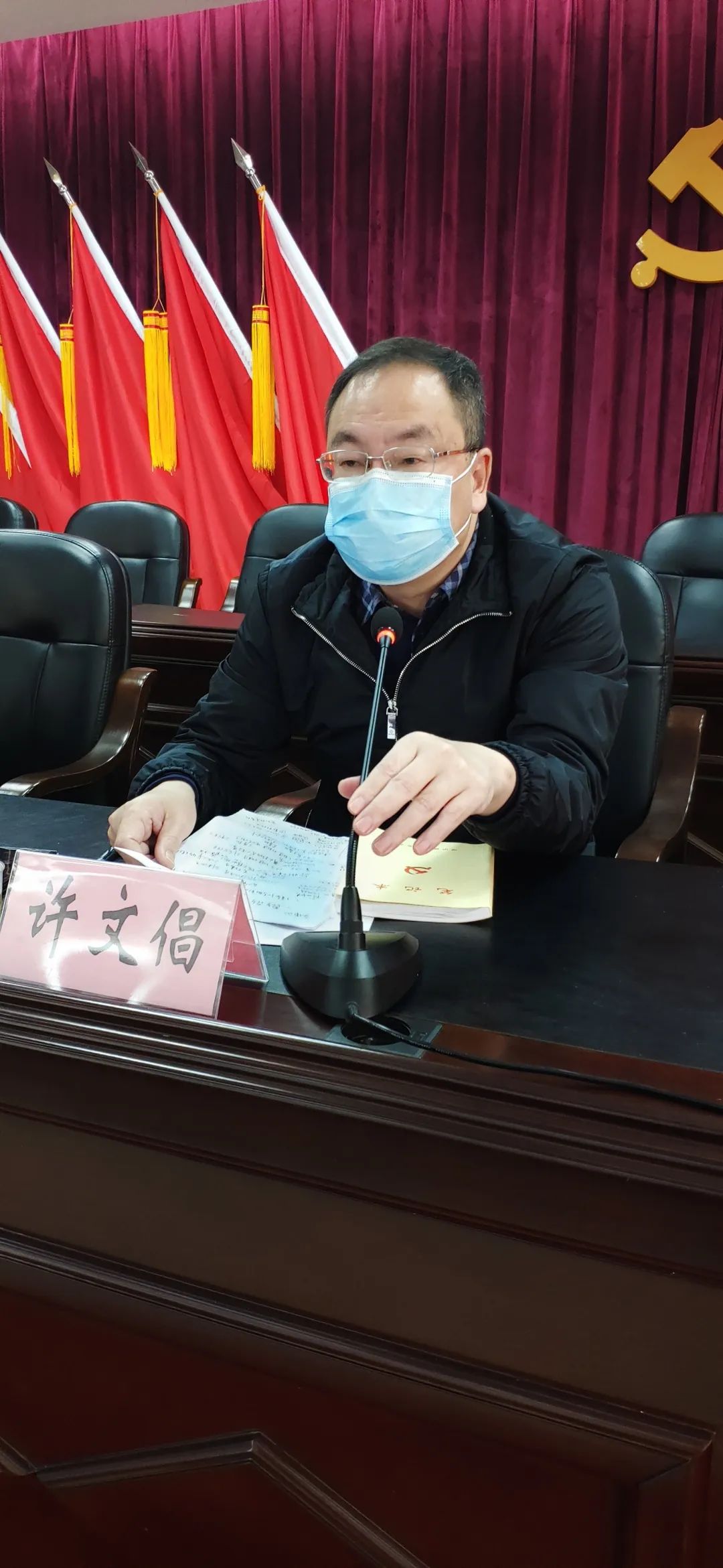 供稿)3月8日,英林镇党委书记李安辉主持召开镇安全生产及疫情防控会