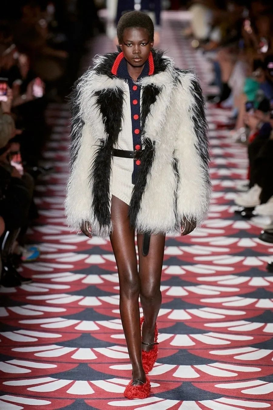 2020秋冬巴黎时装周云看秀新鲜血液翻动的革新谱曲