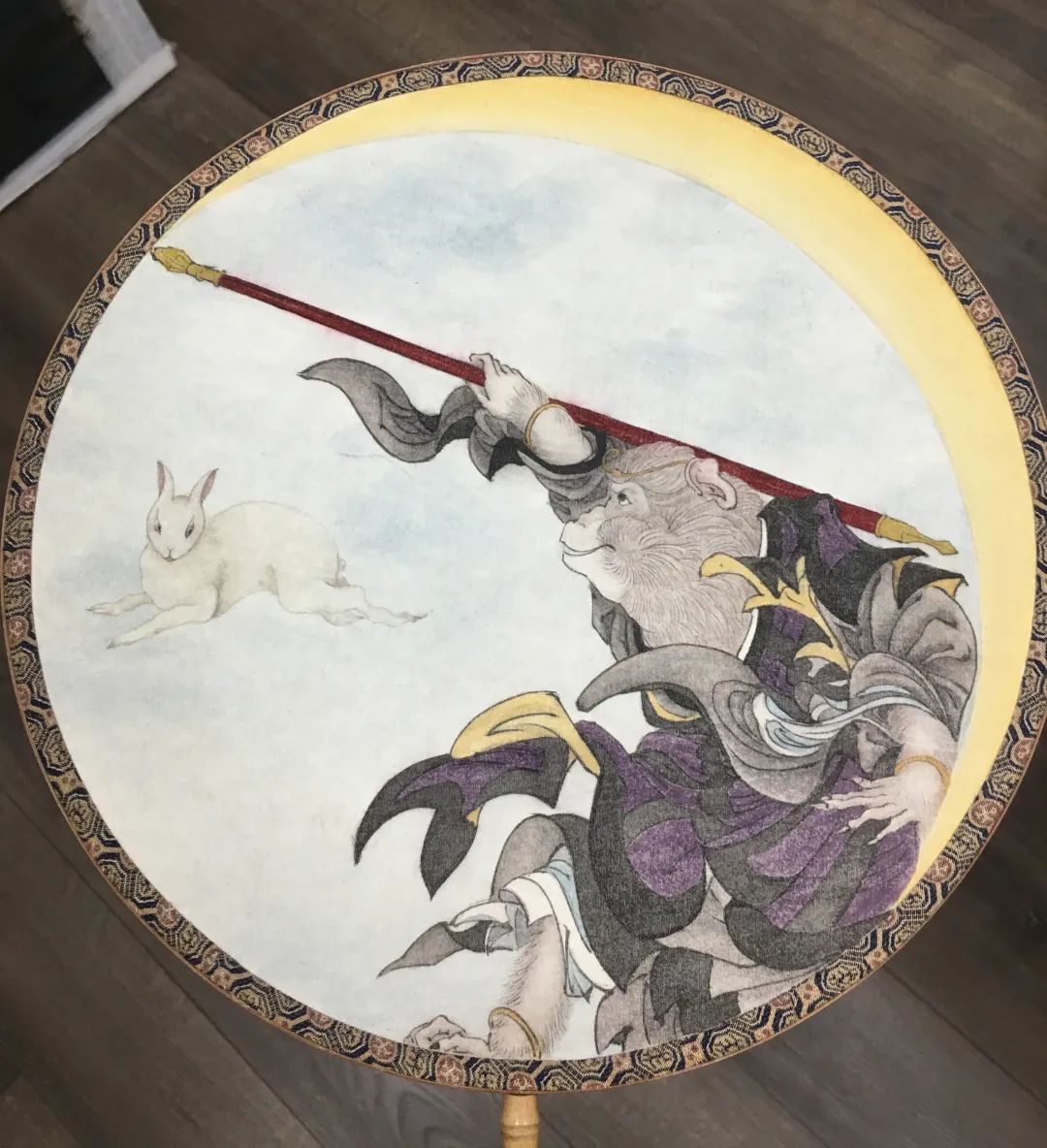 王霄近期创作《悟空与玉兔》扇面从疫情开始爆发到现在,由于不能去