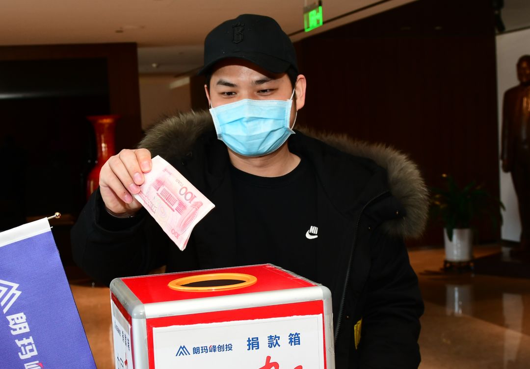 这次捐款活动,朗玛峰创始人肖建聪和朗玛峰党支部书记蒋薇率先每人