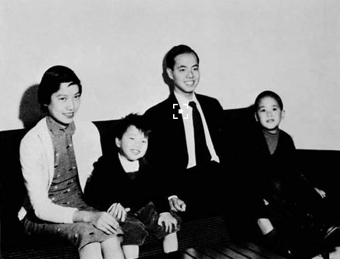 尽管动物学教授南希因为追求李政道不成而自杀未遂,但李政道一眼就
